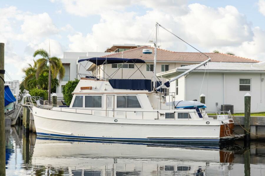 1985 Grand Banks Classic — photo 1