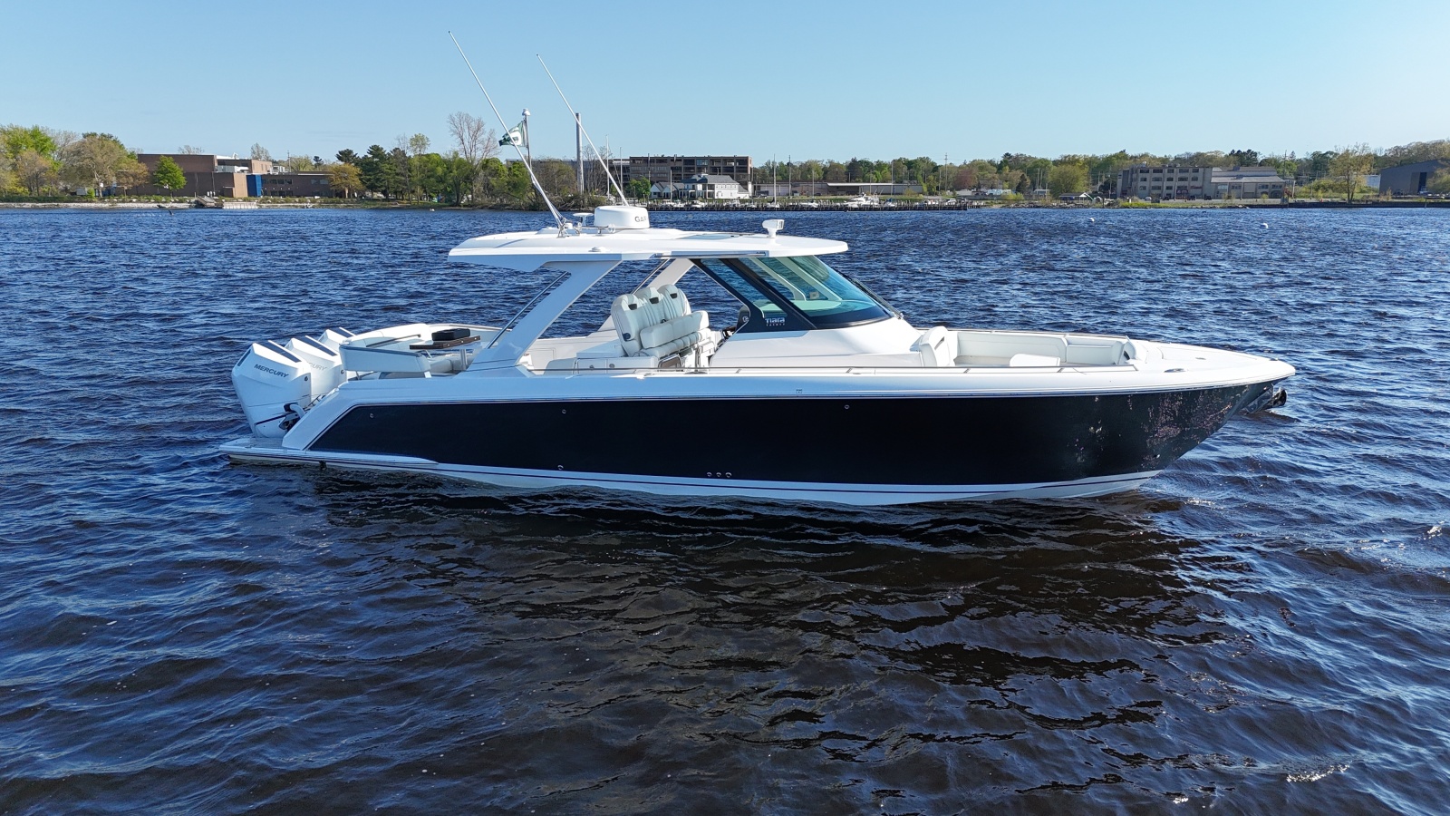 2024 Tiara Yachts 38 LS — photo 1