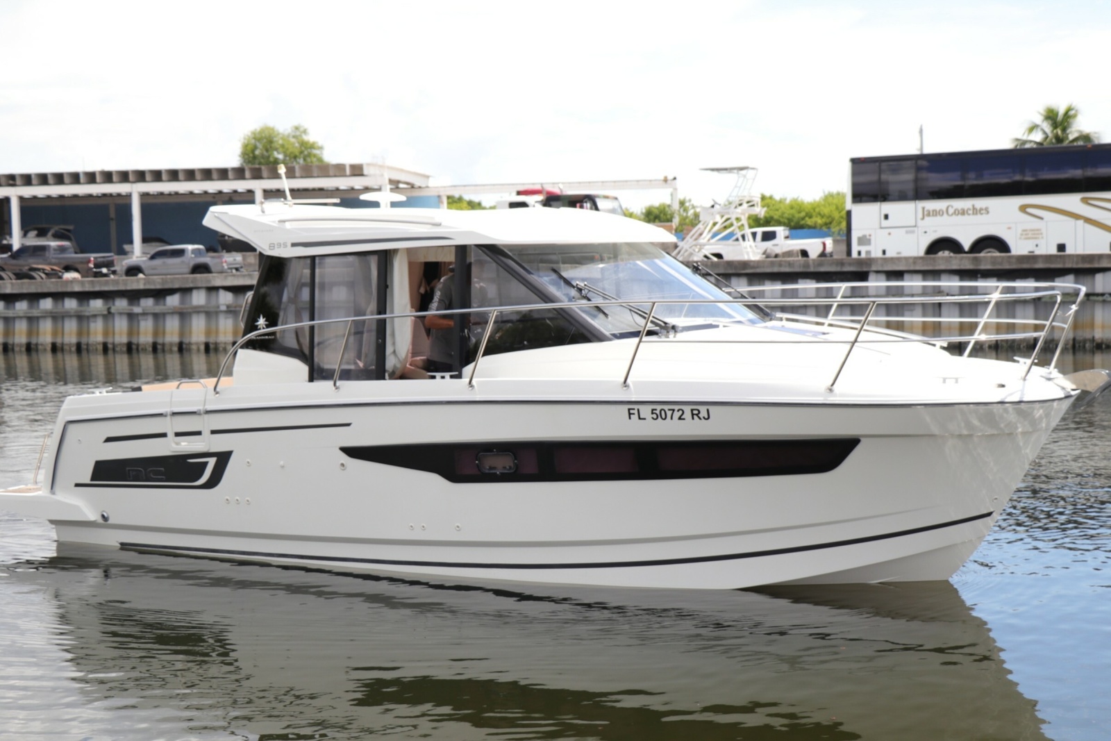 2017 Jeanneau NC 895 — photo 1