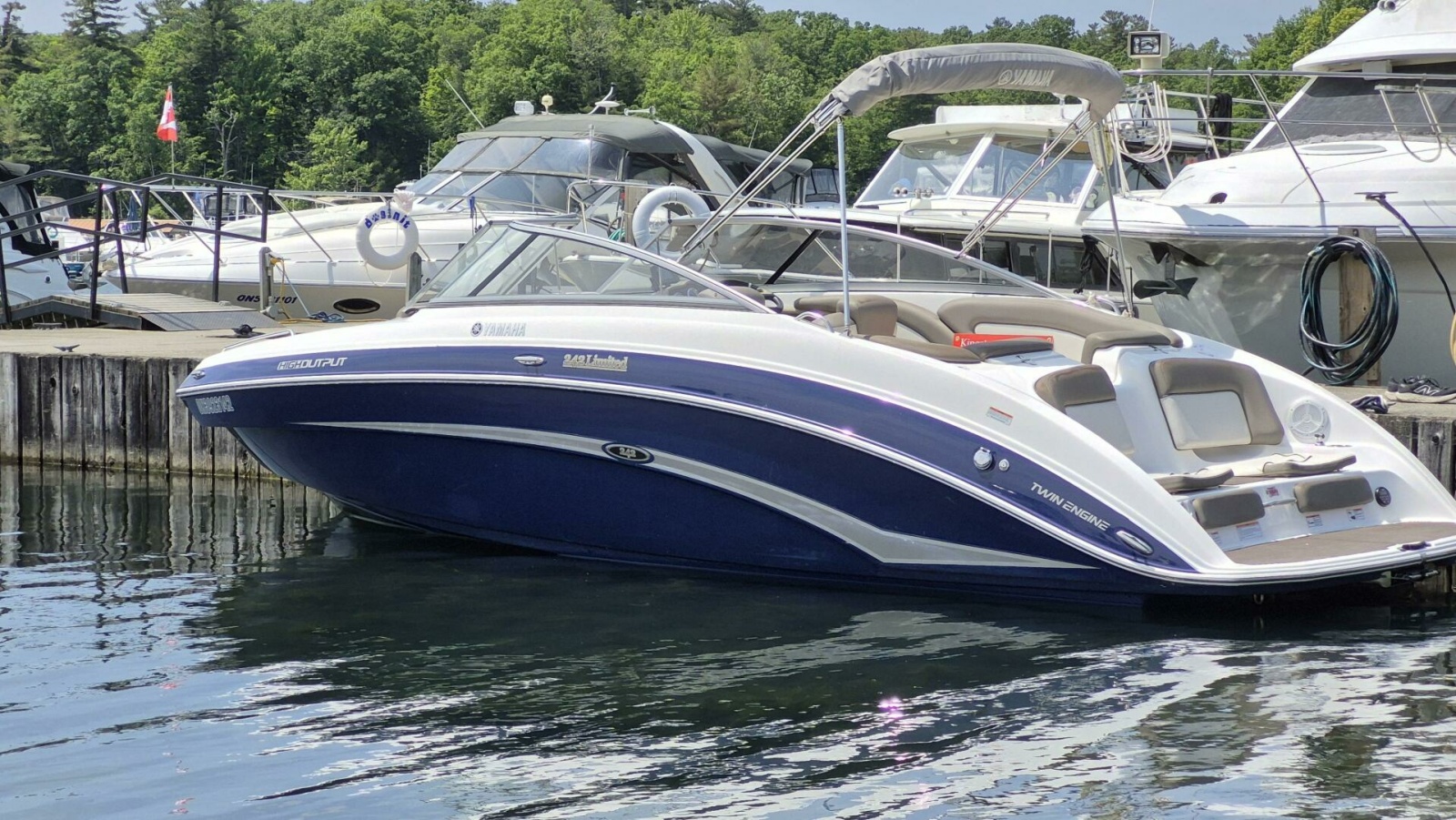2012 Yamaha Boats 242 Limited — photo 1